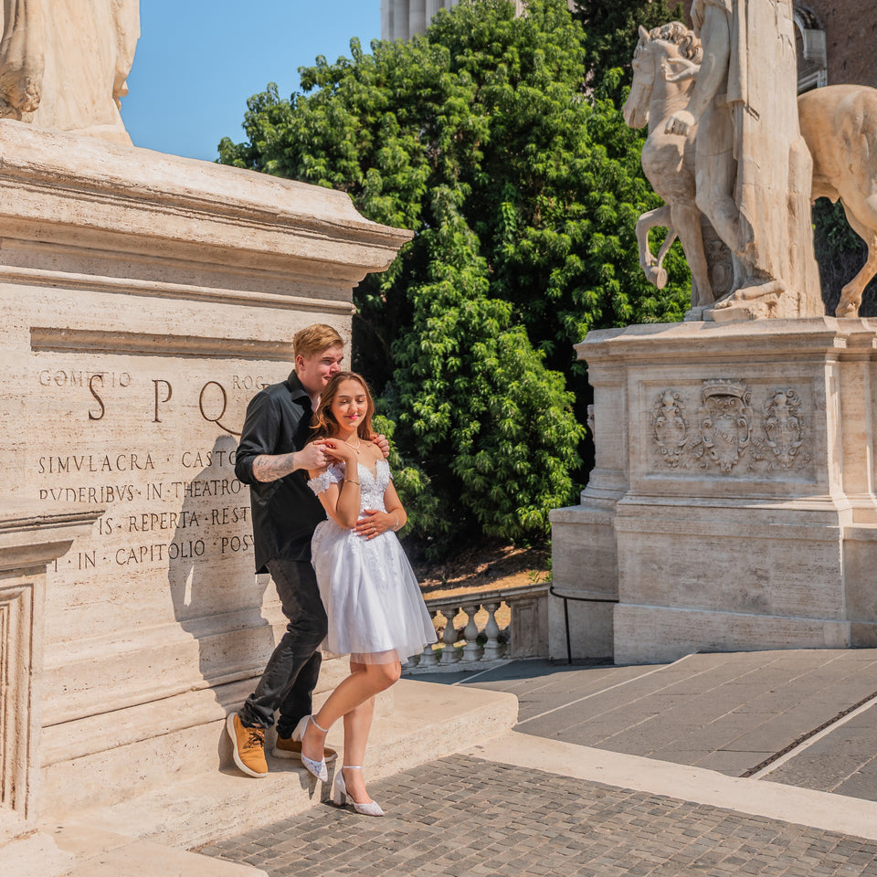 Romantic Couple Photo Tour in Rome