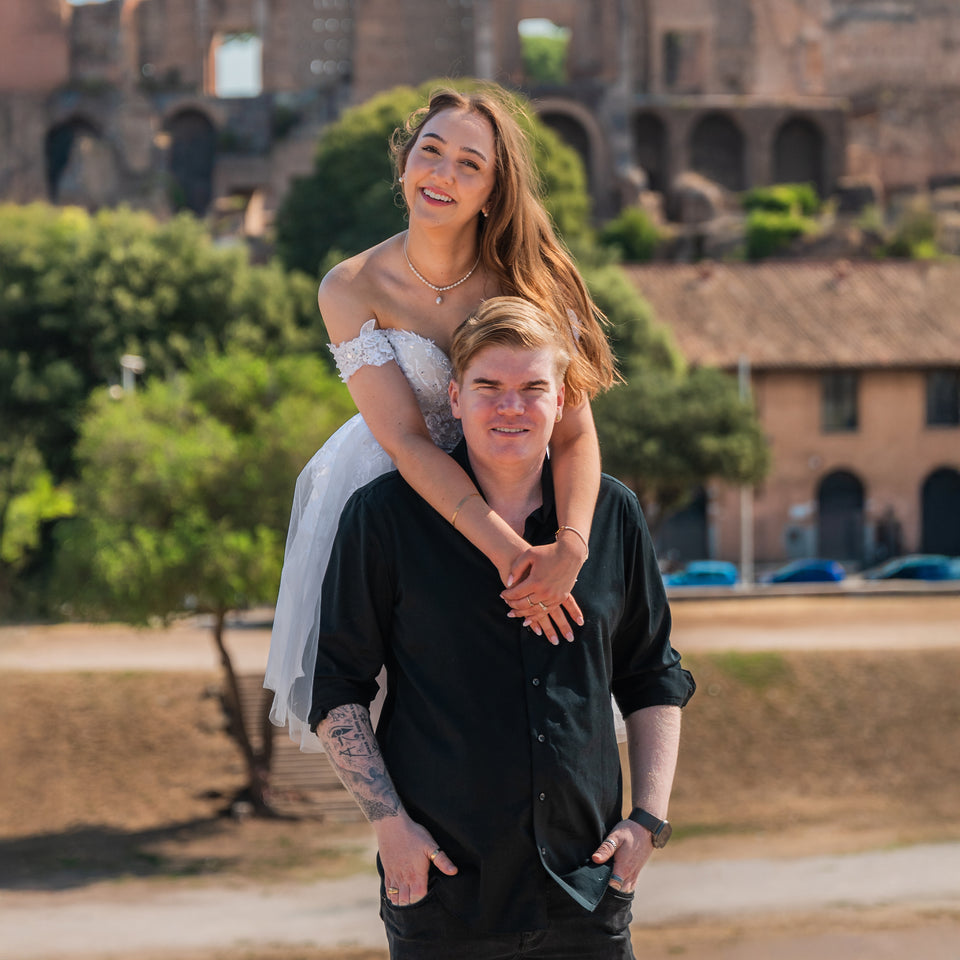 Romantic Couple Photo Tour in Rome