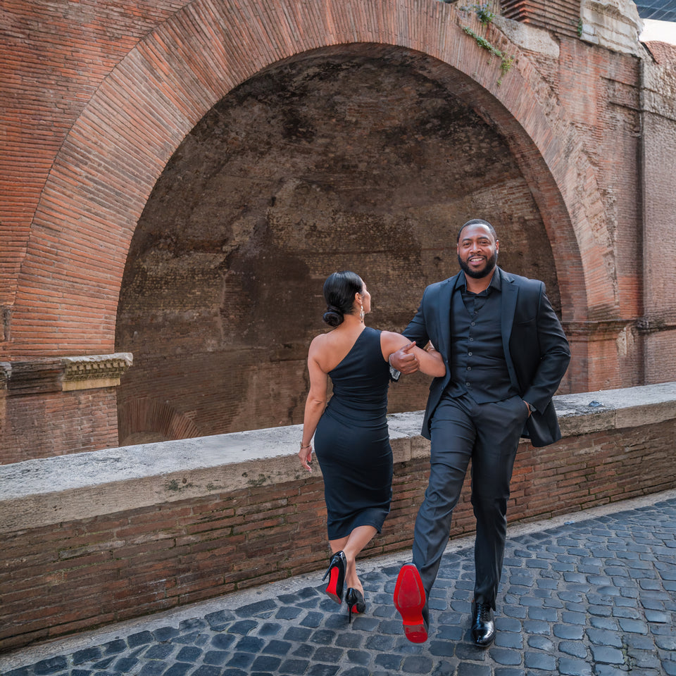 Romantic Couple Photo Tour in Rome